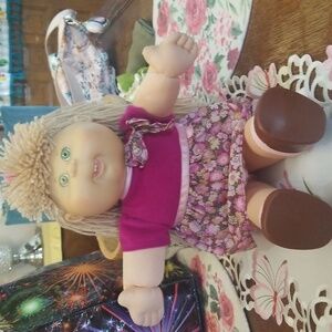 2004 cabbage patch kids girl purple outfit green eyes tan hair